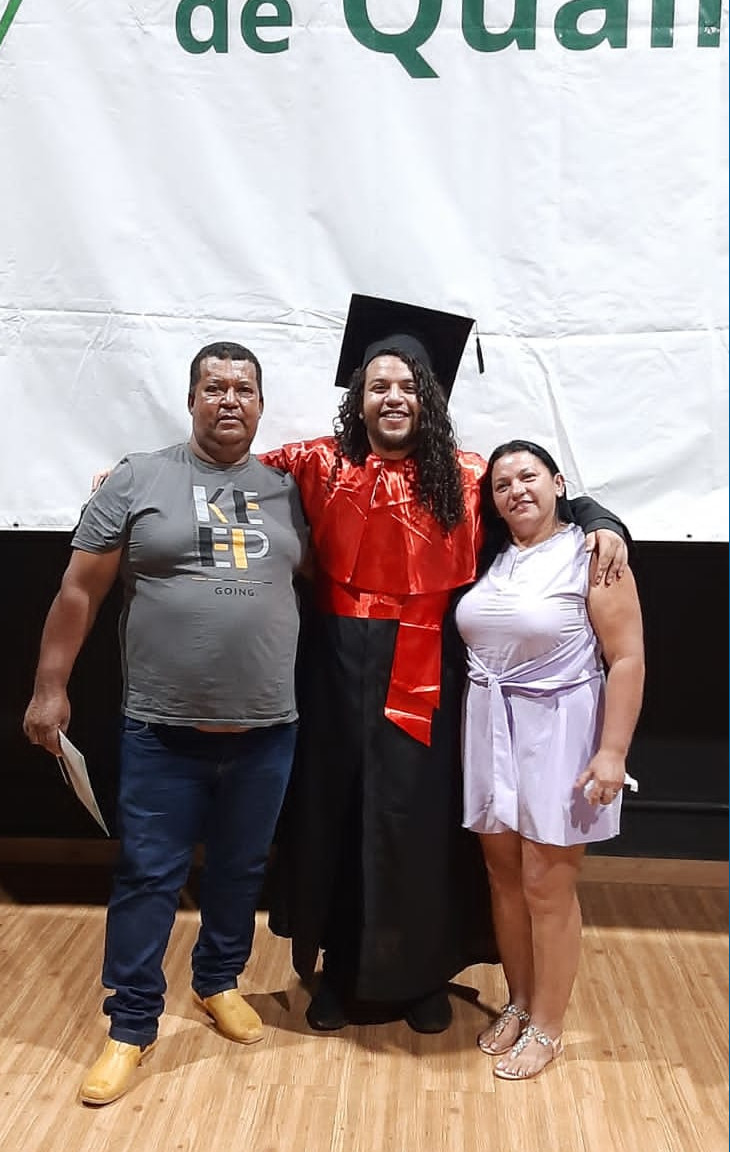 Com os pais, na Colação de Grau do IFG